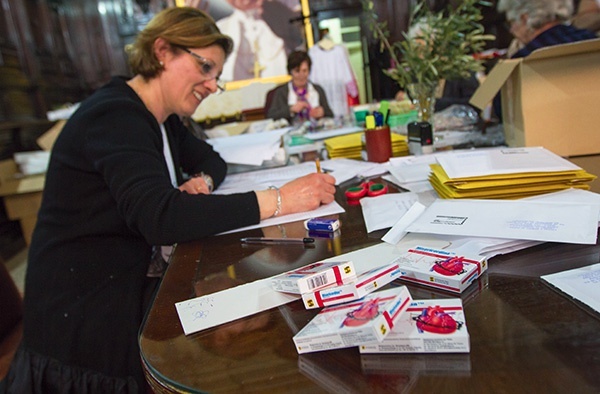 W zakrystii rozłożona jest spora sterta zamówień na „Misericordinę”