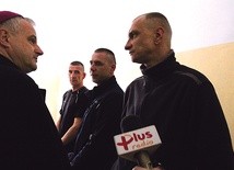  Więźniowie z Zakładu Karnego w Zarębie (na zdjęciu) oraz z Aresztu Śledczego w Jeleniej Górze bardzo mocno przeżywają takie wizyty. Biskup Marek Mendyk na spotkanie z osadzonymi zabrał pierścień z relikwiami Jana Pawła II