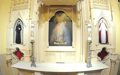 Ołtarzowy obraz Miłosiernego jest kopią tego z Łagiewnik