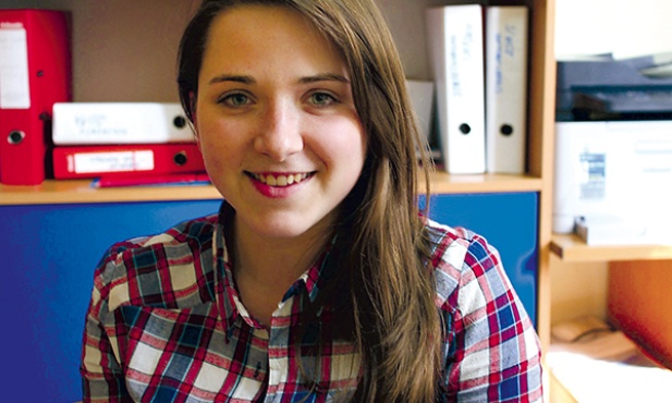 Magda Chylińska pokazuje dzieciom, że zamiast bezczynnie siedzieć na ławce lub tłuc butelki, można miło i ciekawie spędzić czas na swoim podwórku