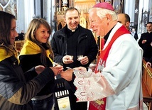 Powyżej: Jako pierwszy w radomskiej katedrze wypełnionej wiernymi, w większości młodzieżą, lampion od stypendystów otrzymał bp Adam Odzimek 