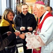 Powyżej: Jako pierwszy w radomskiej katedrze wypełnionej wiernymi, w większości młodzieżą, lampion od stypendystów otrzymał bp Adam Odzimek 