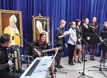  Wernisaż wystawy portretów Jana Pawła II uświetnił występ scholi z parafii św. Józefa Robotnika w Sochaczewie
