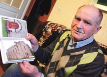  Pan Wincenty wraz z żoną Marią w 2010 roku otrzymał krzyż: „Zasłużony dla diecezji zielonogórsko- -gorzowskiej”. Na zdjęciu: sulechowianin pokazuje zdjęcia z wyprawy w rodzinne strony