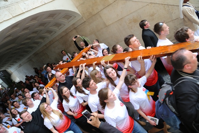Nasi reprezentanci odbierali w Rzymie symbole ŚDM