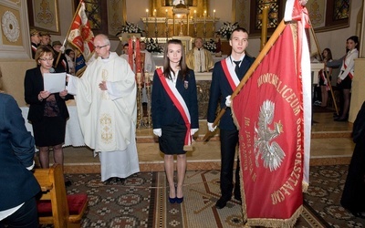 Uroczystość poświęcenia sztandaru Katolickiego Liceum Ogólnokształcącego im. Jana Pawła II w Głownie