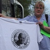 Katarzyna Balcerska prezentuje koszulkę, jedną z tych, w jakie ubrani będą pielgrzymi na Placu Świętego Piotra