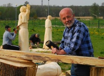 Rzeźbią papieża, aż wióry lecą