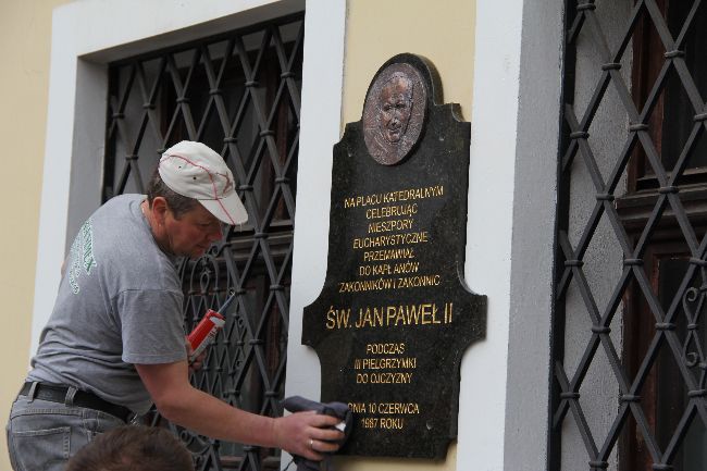 Papieskie tablice i herb już w Tarnowie 