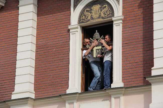 Papieskie tablice i herb już w Tarnowie 