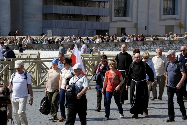 Bp Henryk Tomasik z modlitwą na grobach Jana XXIII i Jana Pawła II