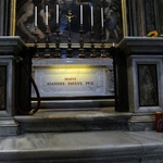 Bp Henryk Tomasik z modlitwą na grobach Jana XXIII i Jana Pawła II