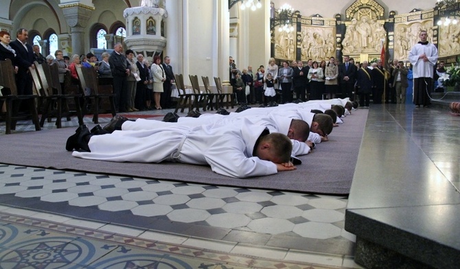 Święcenia dla dwunastu zakonników