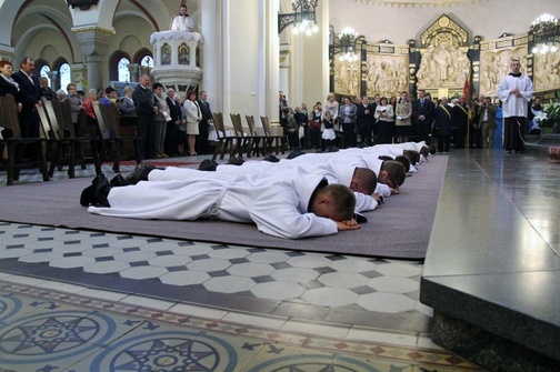 Święcenia dla dwunastu zakonników