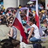 Polskie flagi co rusz widać wśród rzesz pielgrzymów