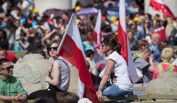 Polskie flagi co rusz widać wśród rzesz pielgrzymów