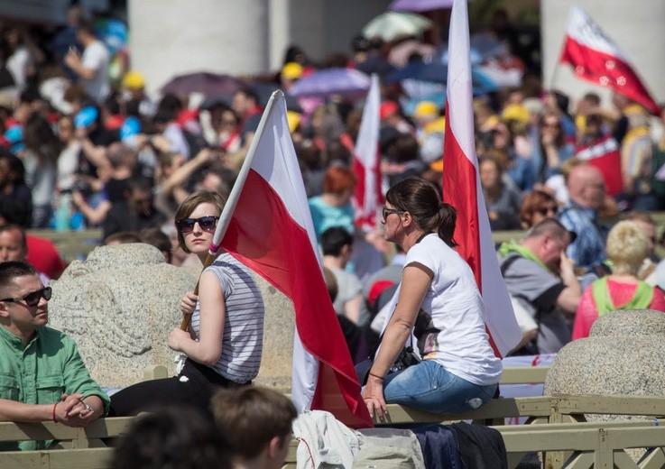 Polskie flagi co rusz widać wśród rzesz pielgrzymów