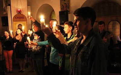 Światło Iskry w dłoniach i śpiew "Barki" - tak oazowicze kończyli swoje czuwanie z Janem Pawłem II