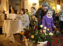 Podchodząc do uczczenia relikwii św. Jana Pawła II wierni przynosili mu przed ołtarz róże...