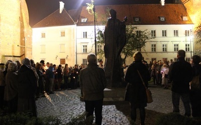 Modlitwa przy papieskim pomniku w wigilię kanonizacji Jana Pawła II