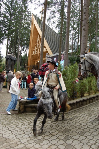 Banderia konna dla świętych papieży