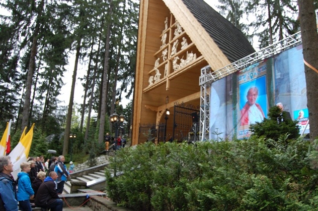 Banderia konna dla świętych papieży