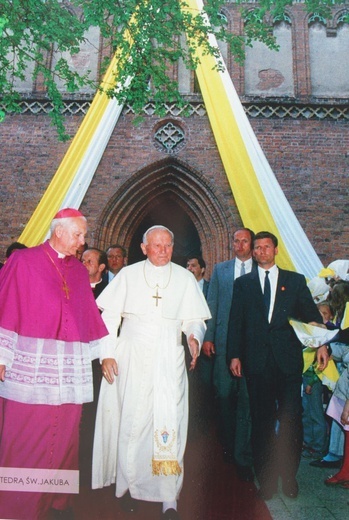 Zdjęcia z papieskiej pielgrzymki do Olsztyna z roku 1991. Wykonał Arturo Mari, własność ks. inf. Jan Górny.