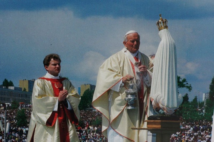 Zdjęcia z papieskiej pielgrzymki do Olsztyna z roku 1991. Wykonał Arturo Mari, własność ks. inf. Jan Górny.