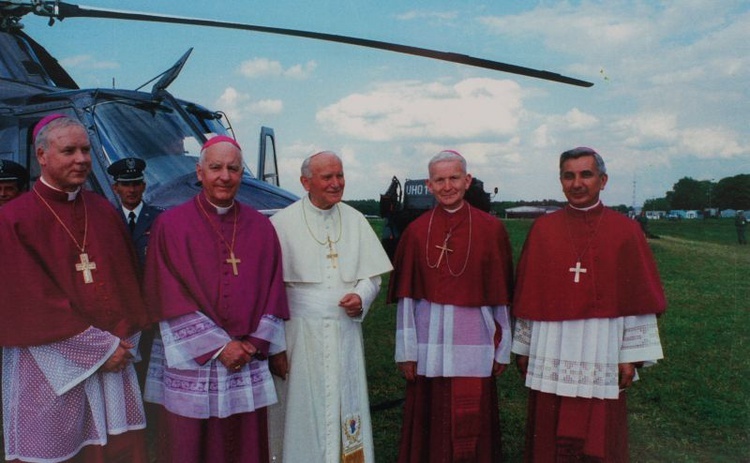 Zdjęcia z papieskiej pielgrzymki do Olsztyna z roku 1991. Wykonał Arturo Mari, własność ks. inf. Jan Górny.