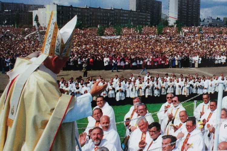 Zdjęcia z papieskiej pielgrzymki do Olsztyna z roku 1991. Wykonał Arturo Mari, własność ks. inf. Jan Górny.