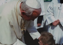 Zdjęcia z papieskiej pielgrzymki do Olsztyna z roku 1991. Wykonał Arturo Mari, własność ks. inf. Jan Górny.