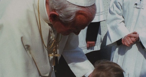 Zdjęcia z papieskiej pielgrzymki do Olsztyna z roku 1991. Wykonał Arturo Mari, własność ks. inf. Jan Górny.