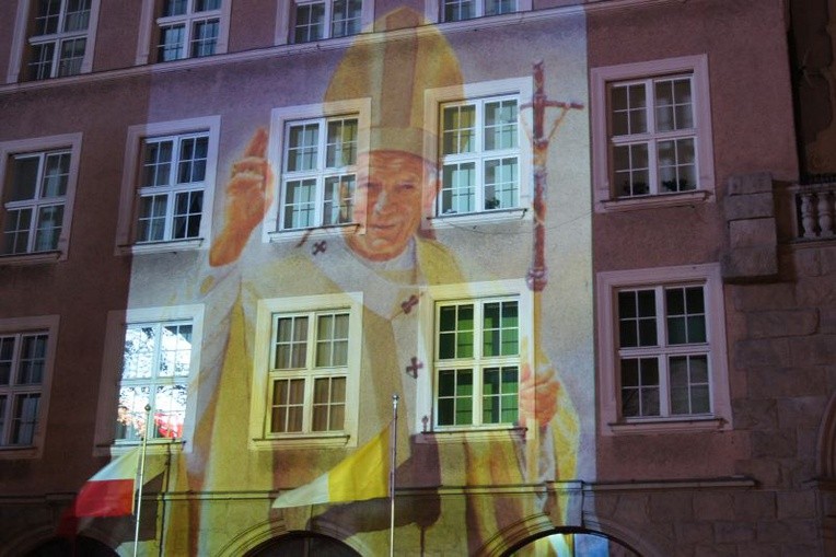 Jan Paweł II na olsztyńskim ratuszu