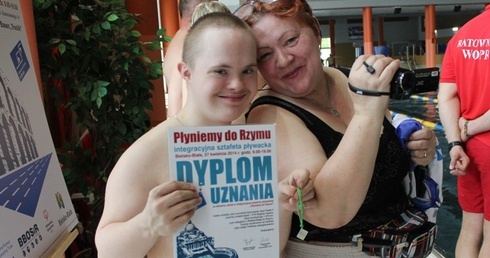 Dawid jeden ze zwycięskich uczestników sztafety z mamą