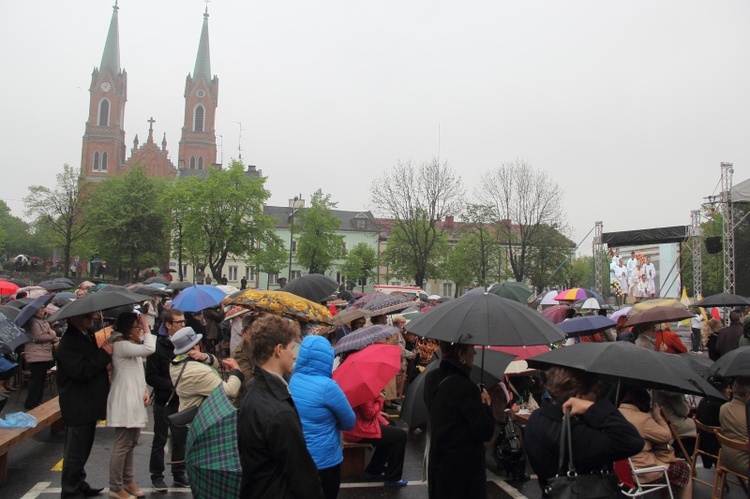 Uroczystość z okazji kanonizacji papieży w Kutnie