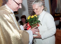 Od sąsiadów były kwiaty i medalik, z Watykanu za swoją posługę pani Kazimiera otrzyma papieski medal