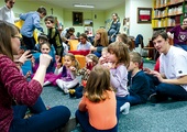  W czasie gdy mama i tata uczą się być lepszymi małżonkami i rodzicami, dzieci bawią się w bibliotece 