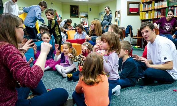  W czasie gdy mama i tata uczą się być lepszymi małżonkami i rodzicami, dzieci bawią się w bibliotece 
