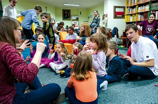  W czasie gdy mama i tata uczą się być lepszymi małżonkami i rodzicami, dzieci bawią się w bibliotece 