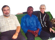   Ks. Jan Chodura (z prawej) zawsze był otwarty na innych