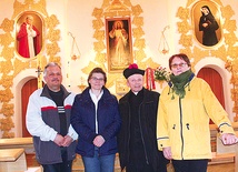  Wierni z Bartnicy są bardzo szczęśliwi z powodu powstania kościoła pw. Miłosierdzia Bożego i św. Jana Pawła II. Od lewej Zygmunt Burek, Izabela Kaptuła, ks. Tadeusz Duda i Anna Schiller