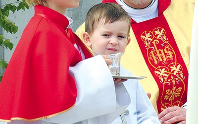 Ci ministranci, zanim zostaną lektorami, będą służyć w nowej świątyni