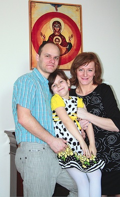 Gosia i Tomek Kościarzowie z córką Dominiką, za nimi ikona Matki Bożej, przed którą modlą się we wspólnocie Emmanuel
