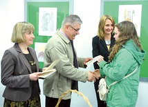  Zbigniew Curyl, dyrektor MDK, wręczył dzieciom certyfikaty udziału w wystawie