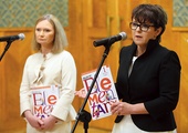 Pierwszą część „Naszego elementarza” oficjalnie zaprezentowały na konferencji prasowej współautorka Maria Lorek (z lewej) i minister edukacji Joanna Kluzik-Rostkowska