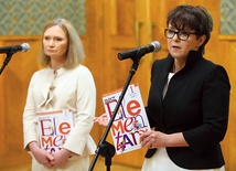 Pierwszą część „Naszego elementarza” oficjalnie zaprezentowały na konferencji prasowej współautorka Maria Lorek (z lewej) i minister edukacji Joanna Kluzik-Rostkowska