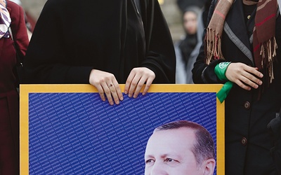 Mimo ujawnionych afer korupcyjnych z udziałem członków rządu rządząca partia AKP wygrała właśnie lokalne wybory Na zdjęciu: Demonstracja poparcia dla premiera Erdogana i jego partii przed jednym z meczetów w Stambule
