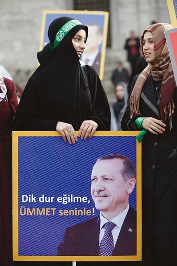 Mimo ujawnionych afer korupcyjnych z udziałem członków rządu rządząca partia AKP wygrała właśnie lokalne wybory Na zdjęciu: Demonstracja poparcia dla premiera Erdogana i jego partii przed jednym z meczetów w Stambule