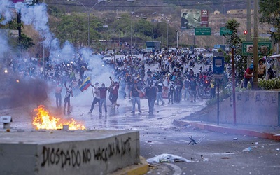 Antyrządowe demonstracje trwają w Wenezueli od połowy lutego. Zginęło w nich już 41 osób, a ponad 600 zostało rannych. Na zdjęciu protest w Prados Highway w Caracas 21 kwietnia 