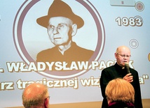   O ks. Władysławie Paciaku i historii powstania albumu opowiadał ks. prał. Edward Poniewierski Poniżej: Warto zapoznać się z tą publikacją